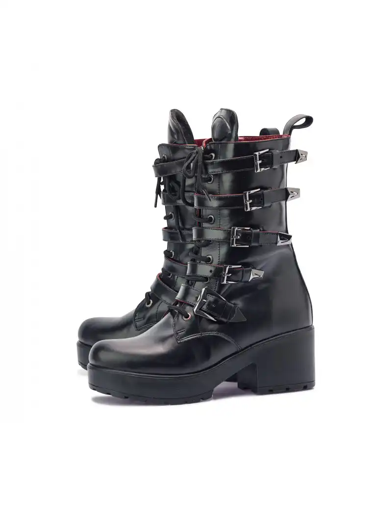 Bocanci cu accesorii metalice Eve Black